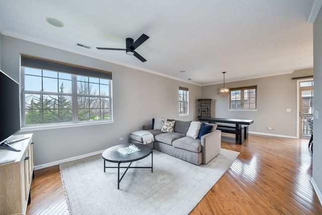 27W753 S Meadowview Drive 1, Winfield, IL 60190