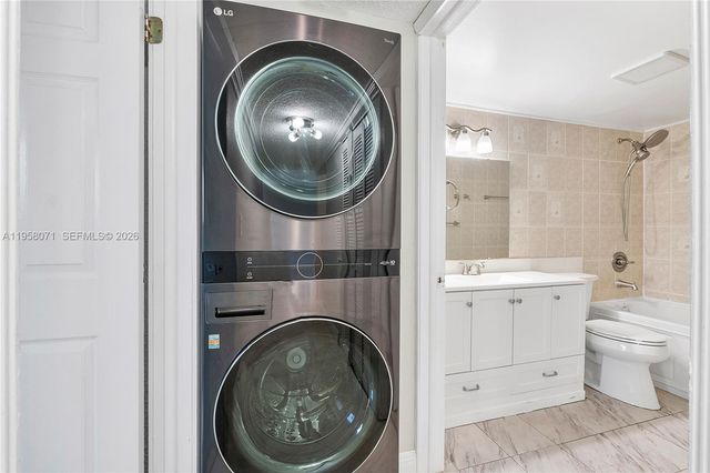 8050 NW 8th St 1203, Miami, FL 33126