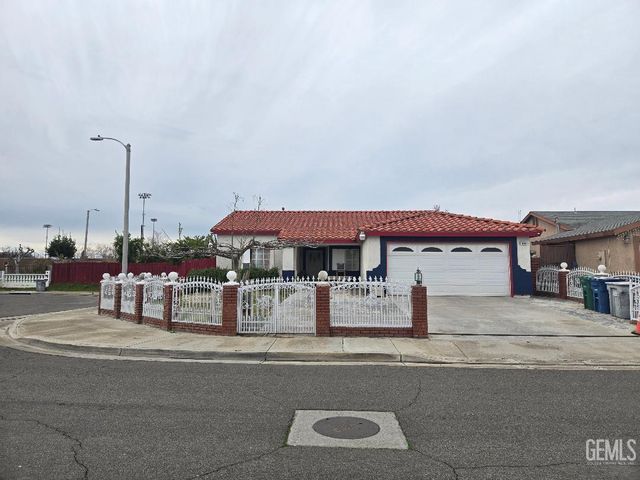 1305 Los Olivos Way, Delano, CA 93215