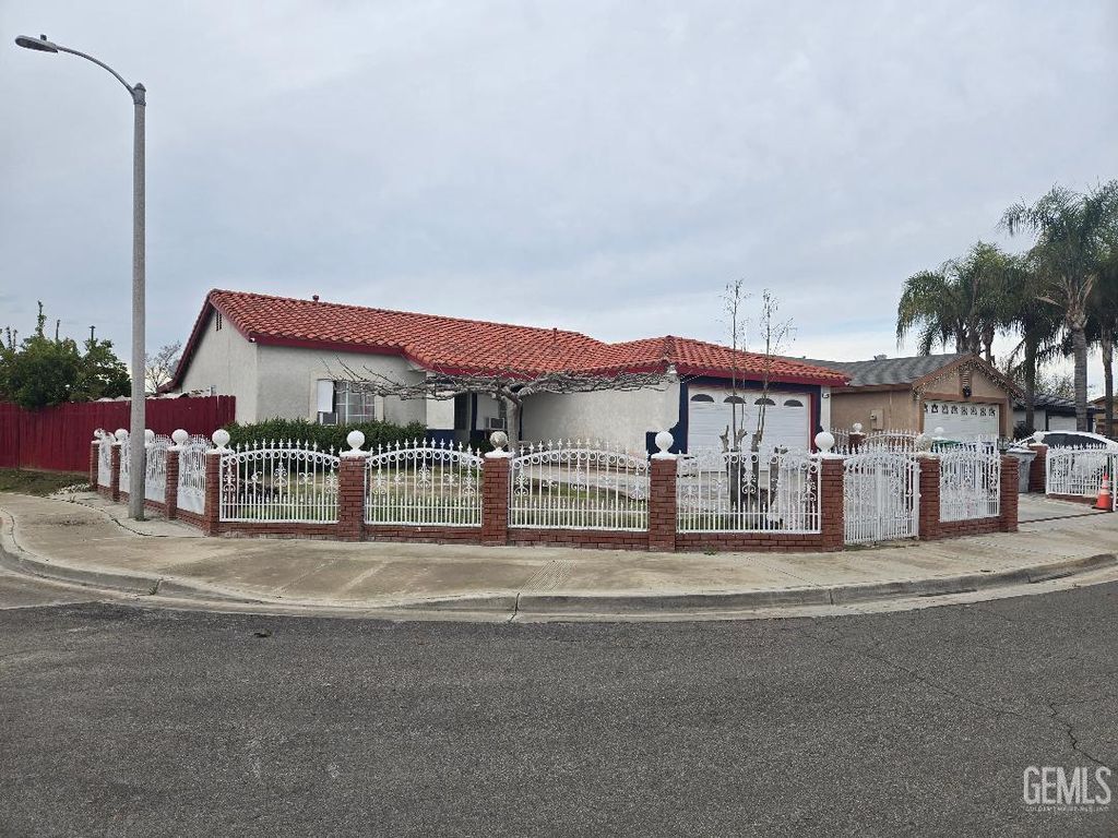 1305 Los Olivos Way, Delano, CA 93215