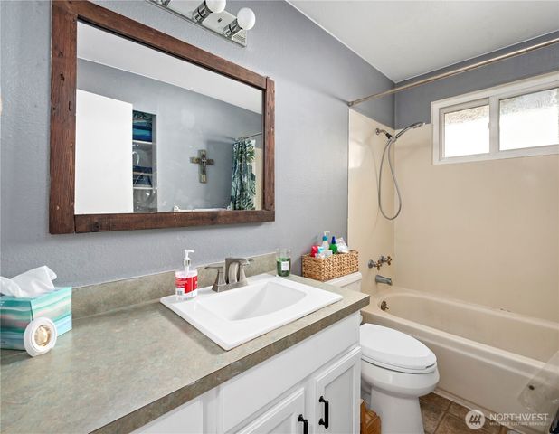 2432 Hemenway Place, Oak Harbor, WA 98277