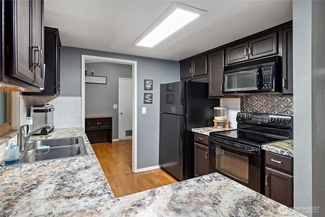 2432 Hemenway Place, Oak Harbor, WA 98277