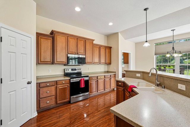 N66W23663 Hillview DRIVE, Sussex, WI 53089