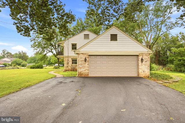 1555 MISSION RD, Lancaster, PA 17601