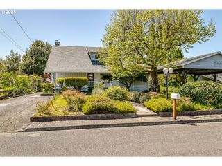 1223 W 9TH St, Coquille, OR 97423