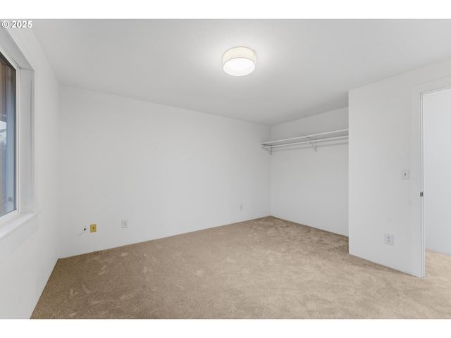 820 Se BARNES Ave, Gresham, OR 97080