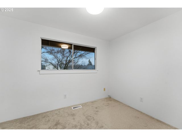 820 Se BARNES Ave, Gresham, OR 97080