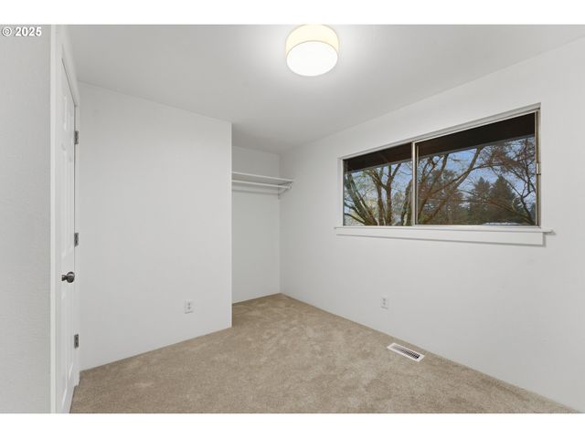 820 Se BARNES Ave, Gresham, OR 97080