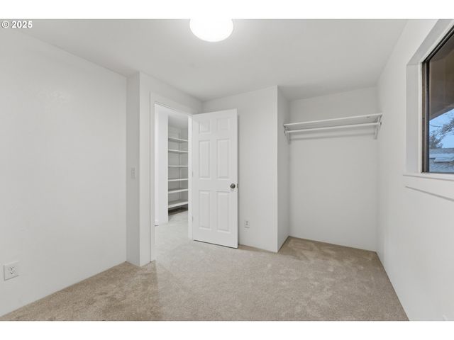 820 Se BARNES Ave, Gresham, OR 97080