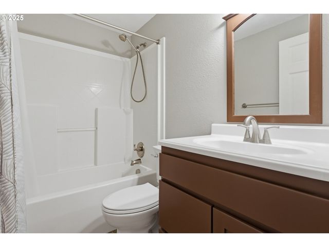 820 Se BARNES Ave, Gresham, OR 97080