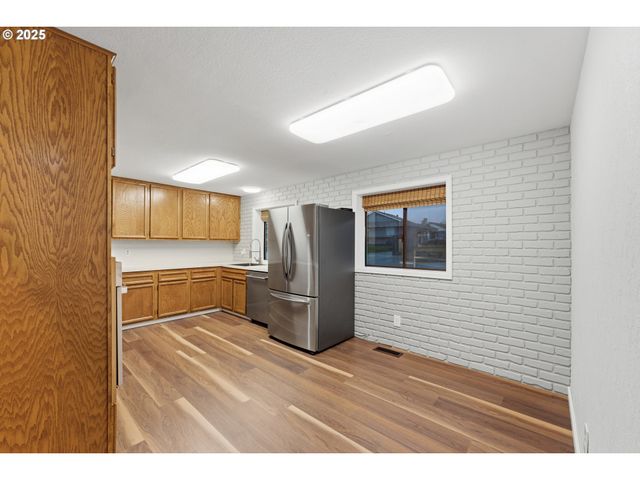 820 Se BARNES Ave, Gresham, OR 97080