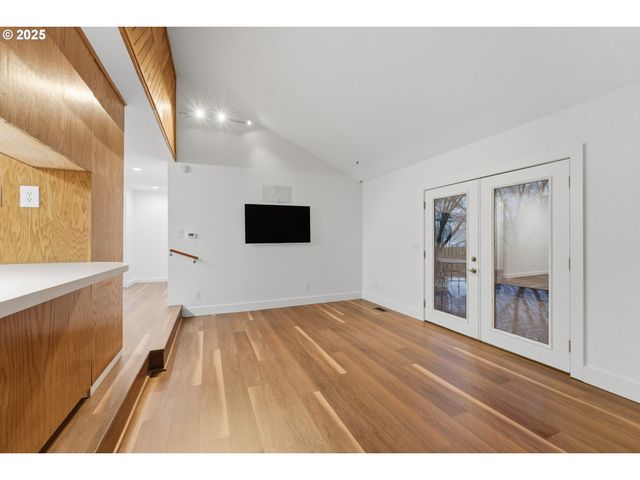 820 Se BARNES Ave, Gresham, OR 97080