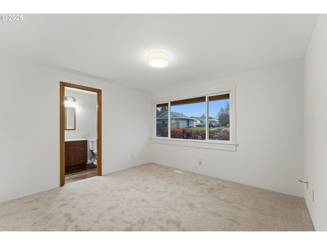 820 Se BARNES Ave, Gresham, OR 97080