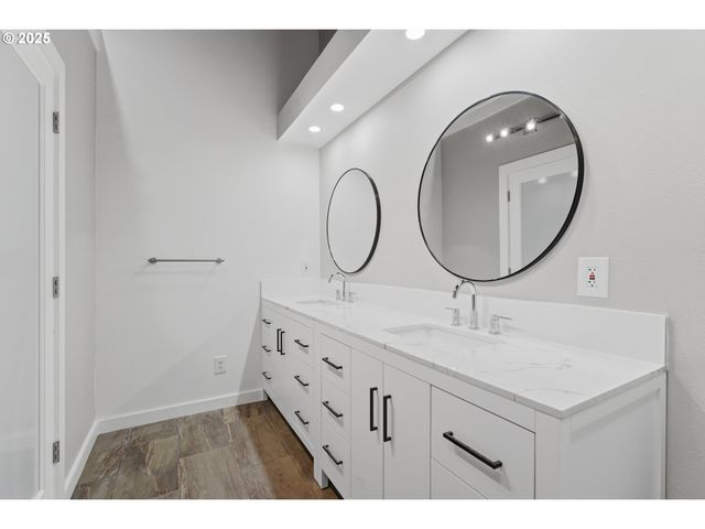 820 Se BARNES Ave, Gresham, OR 97080