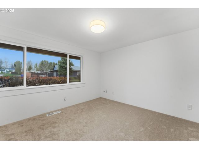 820 Se BARNES Ave, Gresham, OR 97080