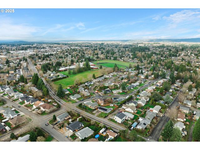 820 Se BARNES Ave, Gresham, OR 97080