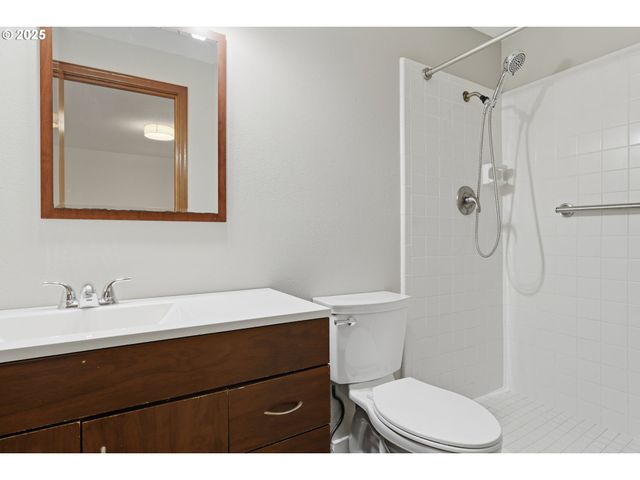 820 Se BARNES Ave, Gresham, OR 97080