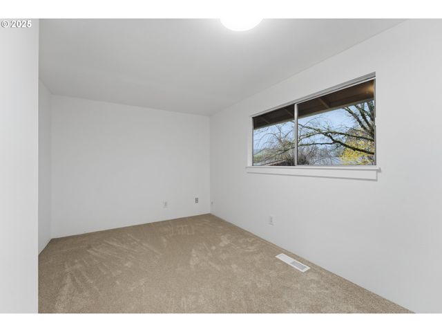 820 Se BARNES Ave, Gresham, OR 97080