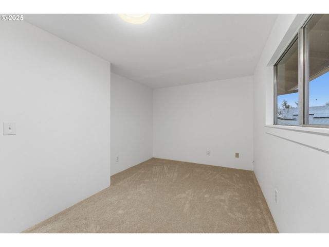 820 Se BARNES Ave, Gresham, OR 97080