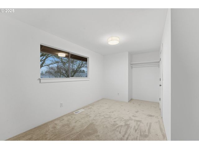 820 Se BARNES Ave, Gresham, OR 97080