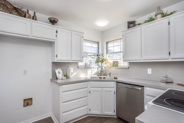 1716 Windsor Drive, Gainesville, TX 76240