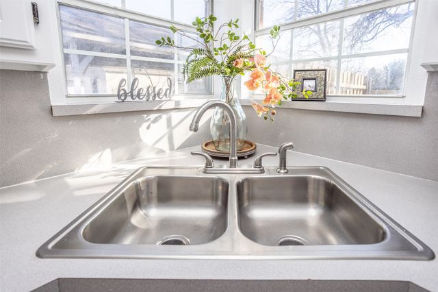 1716 Windsor Drive, Gainesville, TX 76240