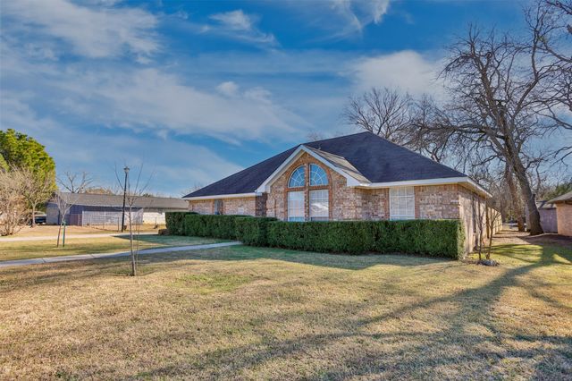1716 Windsor Drive, Gainesville, TX 76240