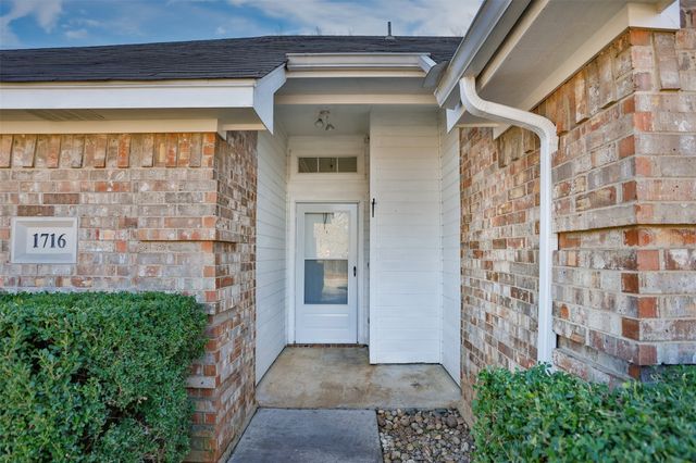 1716 Windsor Drive, Gainesville, TX 76240