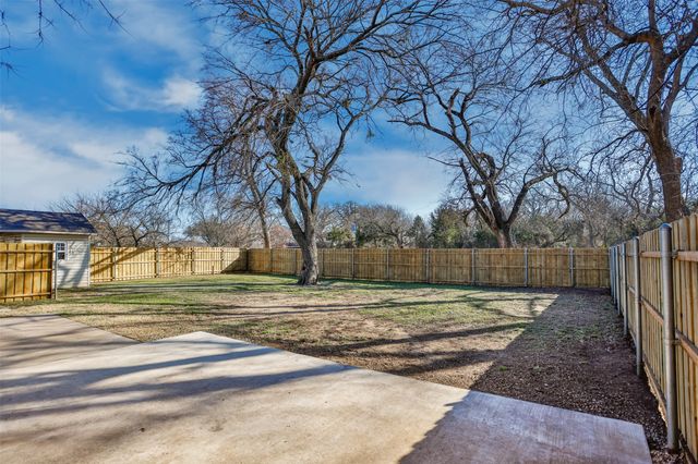 1716 Windsor Drive, Gainesville, TX 76240