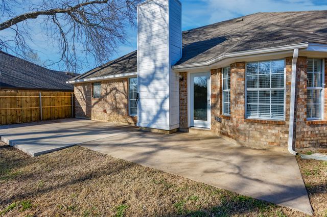 1716 Windsor Drive, Gainesville, TX 76240