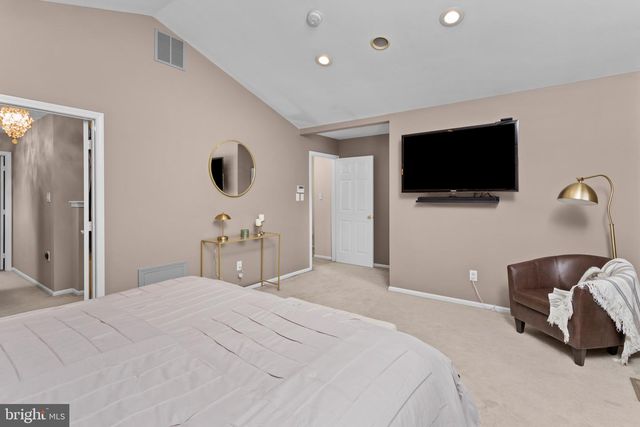 9 AUTUMN LN, Burlington, NJ 08016