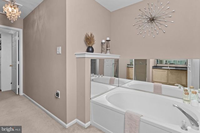 9 AUTUMN LN, Burlington, NJ 08016