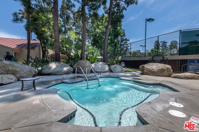 5500 Owensmouth Avenue 328, Woodland Hills (los Angeles), CA 91367