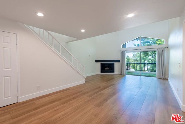 5500 Owensmouth Avenue 328, Woodland Hills (los Angeles), CA 91367
