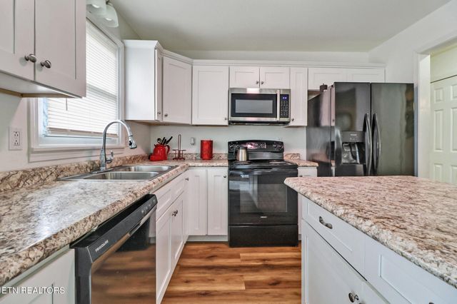 1016 W Hill Rd, Jamestown, TN 38556