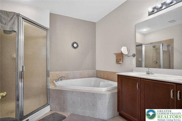 560 Quaker Ridge Terrace, Williams Twp, PA 18042