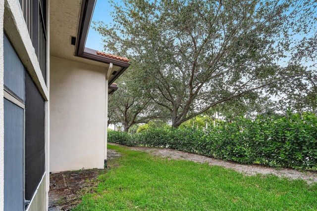 5200 E Club Circle 106, Boca Raton, FL 33487