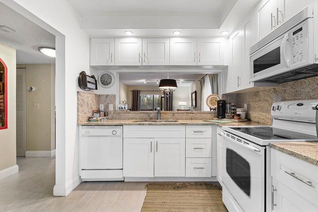 5200 E Club Circle 106, Boca Raton, FL 33487