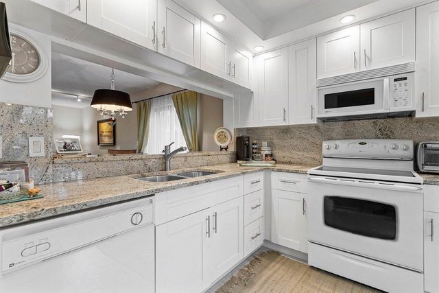 5200 E Club Circle 106, Boca Raton, FL 33487