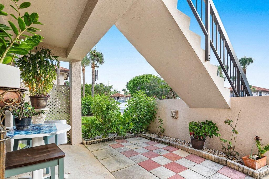 5200 E Club Circle 106, Boca Raton, FL 33487