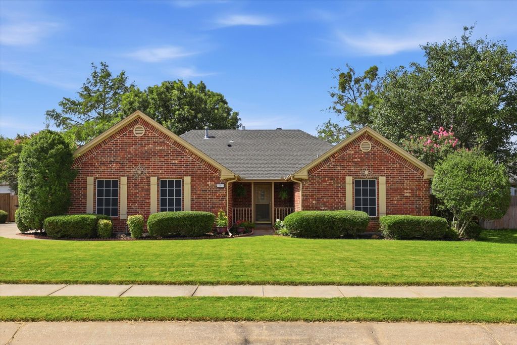605 Maple Drive, Pilot Point, TX 76258