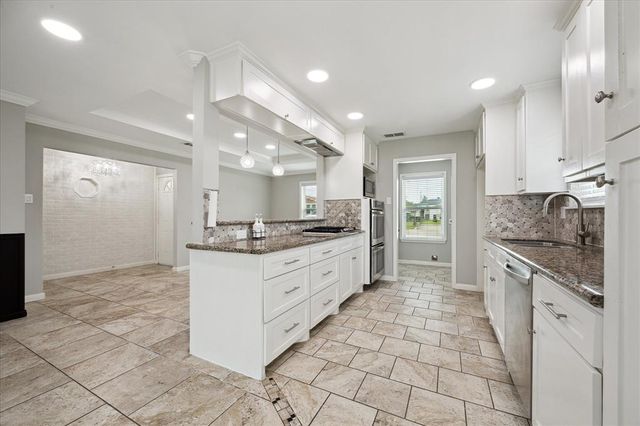 2718 Avenue H, Dickinson, TX 77539