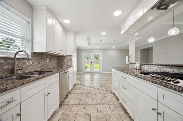 2718 Avenue H, Dickinson, TX 77539
