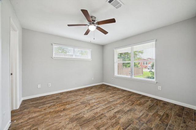 2718 Avenue H, Dickinson, TX 77539