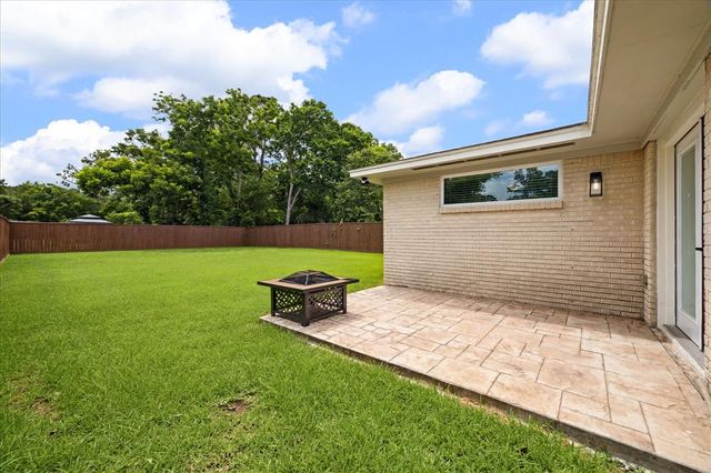 2718 Avenue H, Dickinson, TX 77539