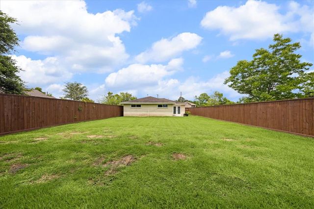 2718 Avenue H, Dickinson, TX 77539