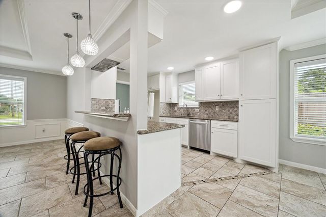 2718 Avenue H, Dickinson, TX 77539