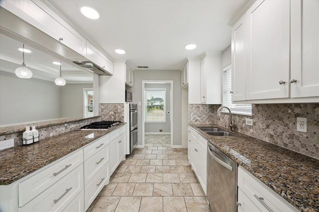 2718 Avenue H, Dickinson, TX 77539
