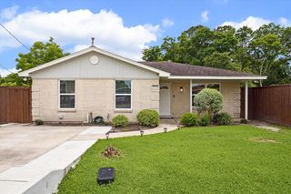 2718 Avenue H, Dickinson, TX 77539