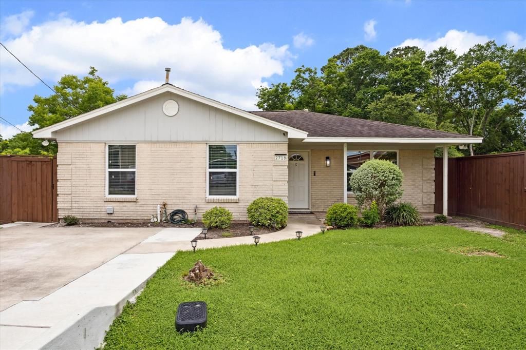 2718 Avenue H, Dickinson, TX 77539